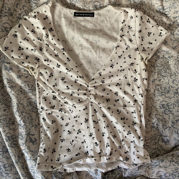 Brandy Melville Gina Top - Picture 2 of 2
